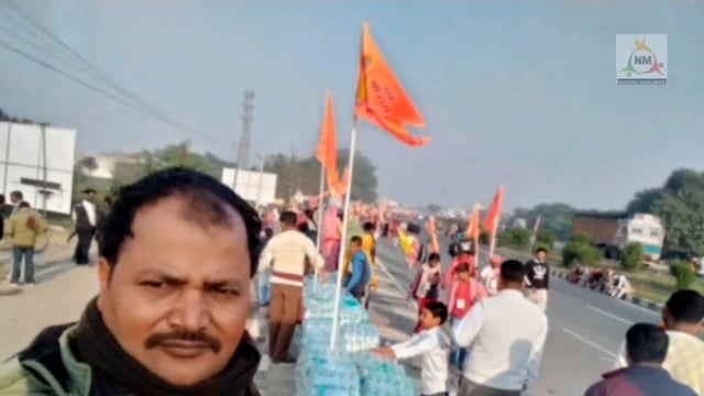 मथुरा में समाज सेवियों ने पद यात्रियों को निःशुल्क वितरण किया हजारों पानी बोतल।