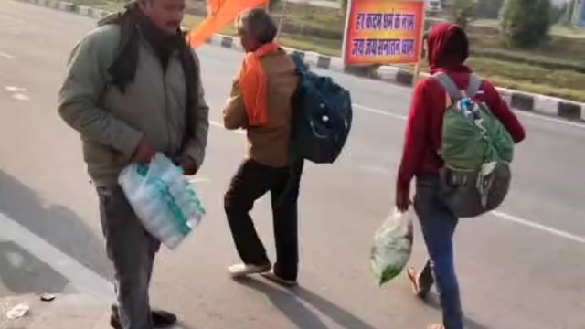 MANT- सनातन हिंदू एकता पदयात्रा में समाजसेवी,धर्मेंद्र कुमार,ने सभी पद यात्रियों के लिए,निशुल्क पानी की बोतलों,,