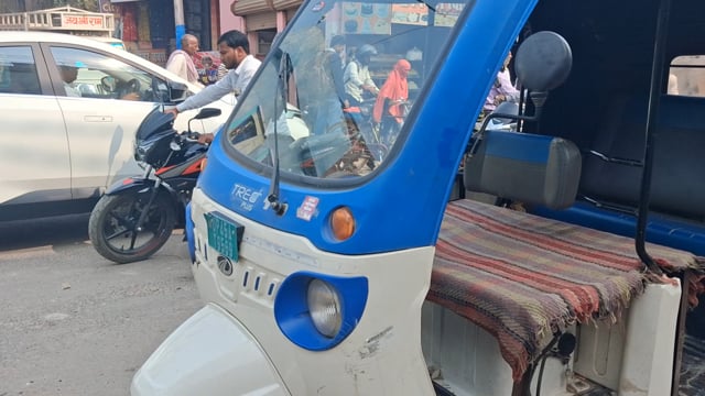 अंबेडकर नगर.
थाना अलापुर क्षेत्र के रामनगर चौराहे पर आए दिन लगता है जबरदस्त जाम उसके बावजूद भी टेंपो चालकों का बना रहता है टेंपो स्टैंड आखिरकार कैसे मिलेगा जाम से निजात।