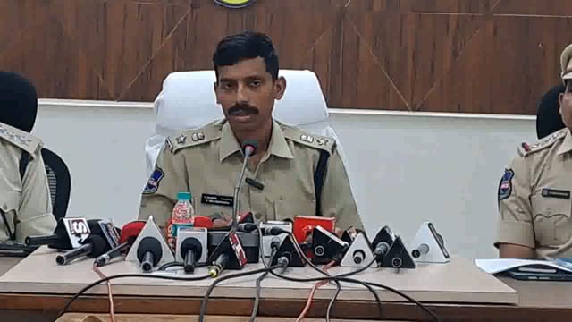 निज़ामाबाद सी पी आयुक्त ने कहाँ की आब लोग सतर्क हो जाये हमने एक को गिरफ्तार किया --सी पी साईं चैतन्या 