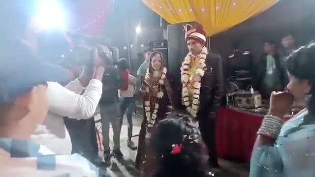 ➡️....बाराबंकी मे DJ पर दूल्हे संग डांस कर रही ये दुल्हन विदाई से ठीक पहले प्रेमी के साथ गायब हो गई।जयमाला हुई, 7 फेरे हुए। मांग में सिंदूर भरा गया। विदाई की बारी आई तो दुल्हन लापता थी।बिना दुल्हन बारात वापस लौट गई।दूल्हे सुशील ने 3 बीघा जमीन गिरवीं रखकर शादी की तैयारियां की थी।*