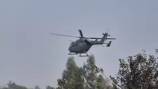 ▶️.....बरेली: 4 दिन बाद आज उड़ा वायुसेना का हेलीकॉप्टर
बेंगलुरु,मध्य प्रदेश से आई टीम ने खराबी सही की
टीम ने हेलीकॉप्टर की दूर की तकनीकी खामी
तकनीकी खामी के चलते करानी पड़ी थी इमरजेंसी लैंडिंग
4 दिन बाद एक्सपर्ट की टीमों ने दूर की तकनीकी खामी
एयरफोर्स कर्मियों ने ग्रामीणों को बांटे माल्टोज के पैकेट
मीरगंज थाना क्षेत्र के गोरा लोकनाथपुर गांव का मामला