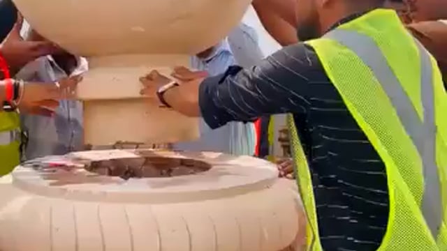 ▶️.....एक ऐतिहासिक गौरवशाली क्षण*

  जो हमारे युग मे हो रहा है 
पवित्र अयोध्या धाम में 
राम मंदिर के 🛕 ऊपर 
अंतिम कलश स्थापित होते ही 
राम मंदिर का काम पूर्ण 

जय श्री राम 🙏🚩