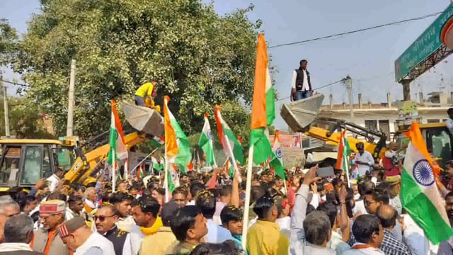 अमेठी जिलेके रामगंजबाजार में आप नेता संजयसिंह ने पैदल मार्चकरते हुएभाजपा पर निशाना साधा जिला अध्यक्ष हरिशंकर जायसवाल थे