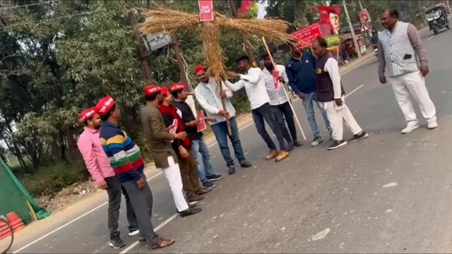 सपा नेता सुबदारयादवकेनेतृत्व में कार्यकर्ता ओनेएक मैगजीन की प्रति फूंकते हुए जमकर नारेबाजी किया 