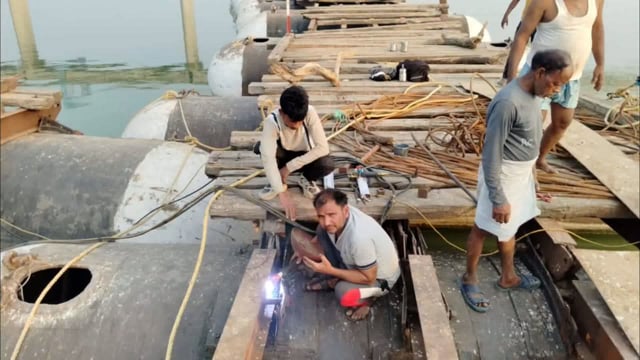 पिनाहट एक महा की देरी के बाद चंबल पेंटुन पुल  कार्य हुआ शुरू 