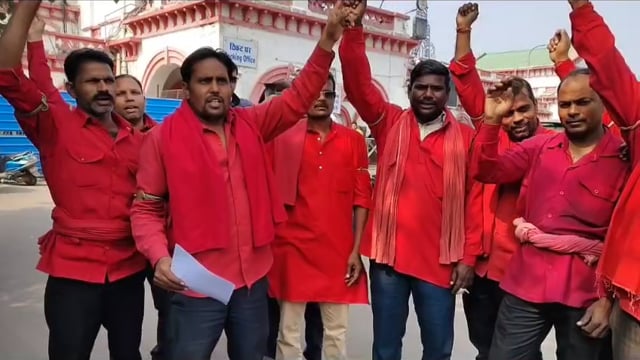 नौकरी और सामाजिक सुरक्षा के लिए कुलियों ने किया राष्ट्रव्यापी प्रदर्शन वीरांगना लक्ष्मीबाई झाँसी में स्टेशन डायरेक्टर 