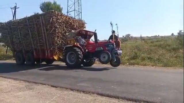 नागलगाव परिसरात ऊस वाहतूक दाराने लढवली नवी शक्कल,इंजिनवर बसवले दोन युवक