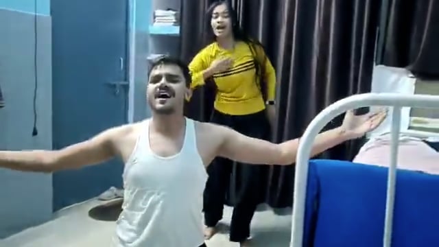 ➡️......यूपी –
शामली जिले के एक सरकारी अस्पताल के ड्यूटी रूम में डॉक्टर का डांस,  CMO ने नोटिस देकर जवाब मांगा 

कहा जा रहा है कि डॉक्टर अफकार सिद्दीकी सगाई की खुशी में डांस कर रहे हैं और साथ में डांस करने वाली उनकी मंगेतर है।