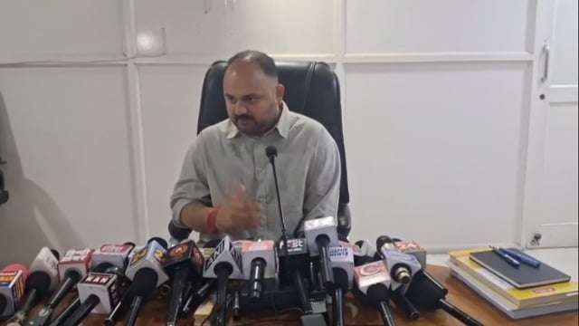 विधान सभा निर्वाचक नामावलियों का विशेष प्रगाढ़ पुनरीक्षण कार्यक्रम (एस आई आर) के अंतर्गत  जिलाधिकारी ने प्रेस वार्ता की 