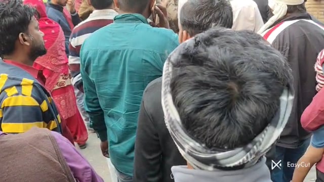 मृतक रोहित निवासी रामराज के परिजनों द्वारा थाने के सामने जाम लगाने का प्रयास बृहस्पतिवार को दीवार गिरने से 1 मृत 2 घायल