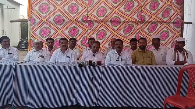 आटपाडी नगरपंचायत निवडणूक 2025
तीर्थक्षेत्र विकास, 2 राष्ट्रवादी, काँग्रेस
संयुक्त पत्रकार परिषदेत बोलताना आनंदराव (बापू) पाटील