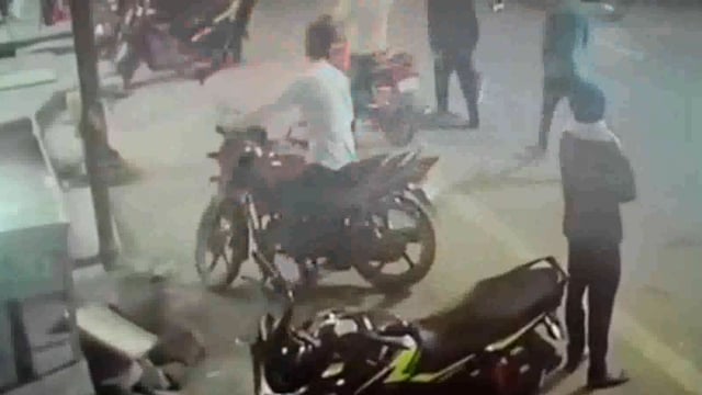 ଢେଙ୍କାନାଳ ରେ ପୋଲିସ ଖୋଲମଖୁଲା ଚାଲେଞ୍ଜ କରୁଛନ୍ତି ବାଇକ ଲୁଟେରା ଗ୍ୟାଙ୍ଗ ଭିଡିଓ ଭାଇରଲ 