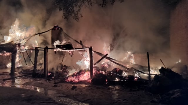 ग्राम तुर्की खेड़ा में भीषण आग, शहाबुद्दीन का घर जलकर खाक
शाहजहांपुर के विकास खंड भावलखेड़ा के क्षेत्र ग्राम तुर्की खेड़ा में शुक्रवार की रात लगभग 1:00 बजे अचानक भीषण आग लगने से शहाबुद्दीन पुत्र लतीफ खान का घर पूरी तरह से जल गया। बताया जा रहा है कि आग इतनी तेजी से भड़की कि घर में मौजूद राशन, चारपाई, बिस्तर, कपड़े, बर्तन सहित अन्य गृहस्थी का सामान पल भर में जलकर राख हो गया। जिससे आग की लपटों ने जल्दी से घर को अपनी चपेट में ले लिया।