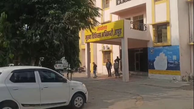 मुख्य चिकित्सालय हापुड़ में तिरंगे का अपमान
