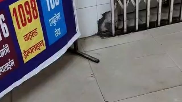 झांसी जिला महिला चिकित्सालय में जन्म प्रमाण पत्र बनने वाला काउंटर में पड़े हैं ताले जनता होती है परेशान 