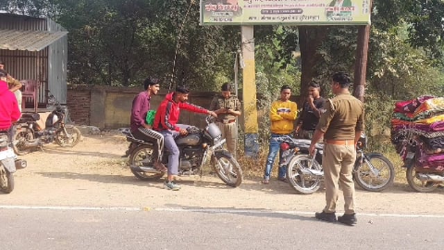 MANT- एस, एस,पी,श्री श्लोक कुमार के निर्देशन में सुरीर क्षेत्र में पुलिस का, सघन चेकिंग अभियान,वाहनों की गहन जांच,,