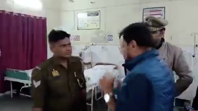 ➡️.....अलीगढ़ –
अलीगढ़ में हेड कांस्टेबल शराब के नशे में धुत हालत में झूमते हुए मिले, पुलिस उन्हें मेडिकल के लिए अस्पताल ले गई तो वहां भी कांस्टेबल साहब लड़खड़ाते हुए डॉक्टर और साथ मौजूद पुलिसवालों को ही ज्ञान देने लगे, बीच-बीच में बोले– “ऐसा है डॉक्टर साहब, मैं भी खाता मिठाई…”

मेडिकल रिपोर्ट के बाद विभागीय कार्रवाई की तैयारी है