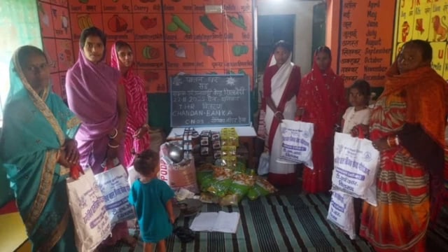 जि0 पदा0 नवदीप शुक्ला के निर्देश पर सक्षम आंगनबाड़ी केंद्र सं0 3 सीलजोरी में किया तय मानक पर टीएचआर वितरण 