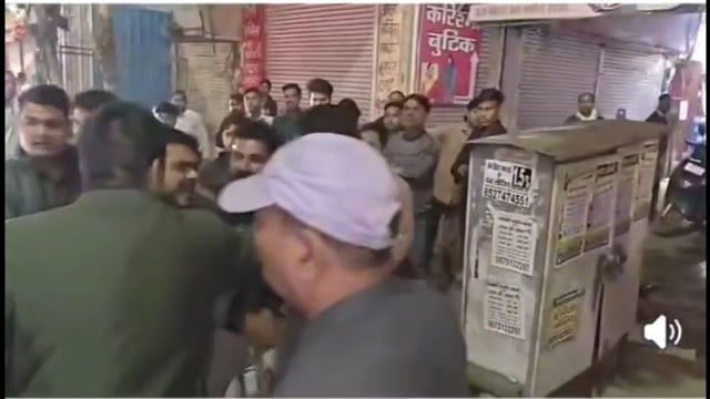 मथुरा के हृदय स्थल होली गेट के समीप पूजा मार्केट के नजदीक  बाइक निकालने को लेकर युवकों के दो गुटों की भिंडत सड़क पर जमकर