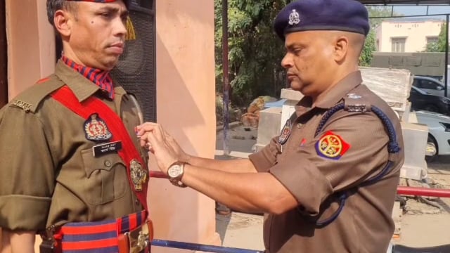 यूपी पुलिस झंडा दिवस पर एस,पी, आर ए,ग्रामीण ने किया ध्वजारोहण, वीरों के सम्मान का पल,,