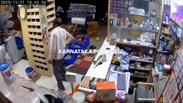 ➡️......एक और अचानक मौत LIVE 
कर्नाटक के मंड्या में दुकान में सामान ख़रीदते एक व्यक्ति की अचानक हार्ट अटैक से मौत 
कब ऐसी मौतों को हम मेडिकल इमरजेंसी समझेंगे? 
क्यों नहीं सबके लिए यह एक बड़ा मुद्दा बन पा रहा है?