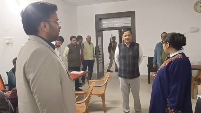 SIR अभियान की ढिलाई पर डी एम सख्त