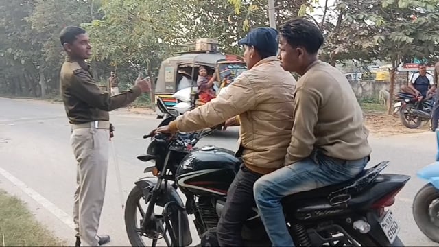 पुलिस ने दोपहिया वाहन चालकों का किया हेलमेट जांच, वसूला जुर्माना