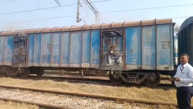 मथुरा मालगाड़ी में लगी आग आग पर पाया काबू