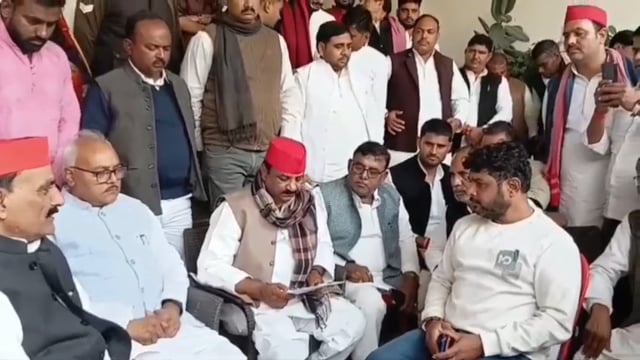 मृतक दवा व्यापारी के घर पहुंचे सपा प्रदेश अध्यक्ष,भाजपा पर किया तीखा हमला, कहा अपराधियों को सत्ता का संरक्षण