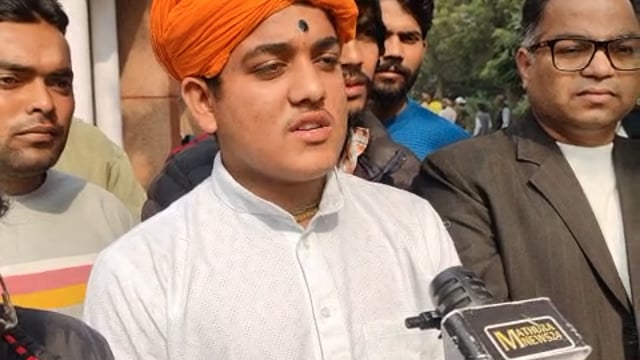 महाराजा सूरजमल की प्रतिमा लगवाने को लेकर पहुंचे डीएम कार्यालय