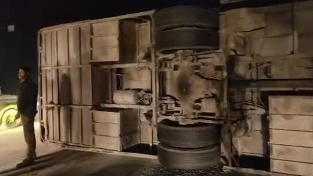 यमुना एक्सप्रेसवे पर बड़ा हादसा
दिल्ली से रायबरेली जा रही यात्री बस पलटी
16 यात्री घायल, 3 की हालत गंभीर
थाना बल्देव क्षेत्र के माइल स्टोन 127 पर हुआ हादसा ड्राइवर को नींद की झपकी आने से हुआ दुर्घटना पुलिस ने सभी घायलों को अस्पताल भेजा 3 गंभीर घायलों को एस.एन. हॉस्पिटल आगरा रेफर किया