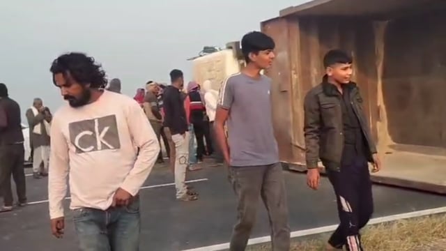 MANT- राया ट्रेलर, ट्रक,, अनियंत्रित होकर पलटा,,