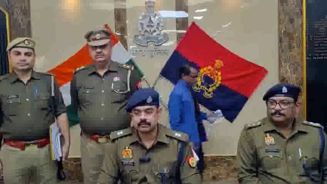 मवाना मेरठ थाना परीक्षितगढ़ पुलिस व स्वाट टीम की संयुक्त कार्यवाही में 04 अभियुक्त गिरफ्तार, जिनमें से लूट की घटना में वांछित एक अभियुक्त दौराने पुलिस मुठभेड़ घायल/गिरफ्तार, कब्जे से एक तमंचा 315 बोर, एक खोखा, एक जिंदा कारतूस, दो मोटर साइकिल, लूट की स्कूटी नीले रंग की एक्टिवा तथा लूटे गए 1 लाख रुपए बरामदगी के संबंध में पुलिस अधीक्षक ग्रामीण मेरठ द्वारा बाईट।*