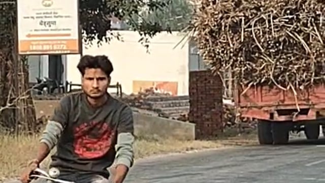 रोड पर ट्रैक्टर ट्रॉलर ट्रक वालों का राज पुलिस प्रशासन सोया हुआ है गहरी नींद नियम है 12 फुट से ऊपर सामान ना भरा जाए