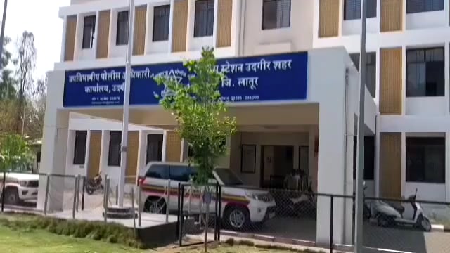 छत्रपती शिवाजी महाराज चौकात टिप्परच्या धडकेत कारचे नुकसान,शहर पोलीस ठाण्यात गुन्हा दाखल