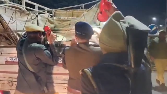 अयोध्या दौरे से पहले सुरक्षा अलर्ट
माननीय प्रधानमंत्री के 25 नवम्बर 2025 के अयोध्या आगमन को देखते हुए
SP अम्बेडकरनगर श्री अभिजीत आर. शंकर ने अम्बेडकरनगर–अयोध्या बॉर्डर पर वाहनों की सघन चेकिंग की।