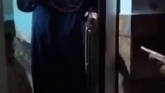 ➡️.....पत्नी : हैलो पुलिस, मेरे पति के पास तमंचा है।
दरोगा : रुको, स्क्रिप्ट के हिसाब से Video बनवाता हूं, फिर अरेस्ट करुंगा।

बुलंदशहर, यूपी में महिला की शिकायत भी सही थी और तमंचा बरामदगी भी सही हुई, लेकिन दरोगा ने स्क्रिप्टेड video बनाकर गुड वर्क की किरकिरी करवा ली। शायद दरोगा जी की ट्रेनिंग में कमी रही। अब दरोगा जी लाइन हाजिर हैं।

ये Video ओरिजनल है, इससे पहला स्क्रिप्टेड था।