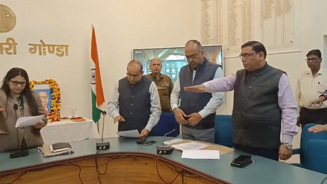 कलेक्ट्रेट सभागार में संविधान दिवस के अवसर पर बाबा साहब डाक्टर भीमराव अंबेडकर जी के चित्र पर माल्यार्पण कर, सभी अधिकारिय