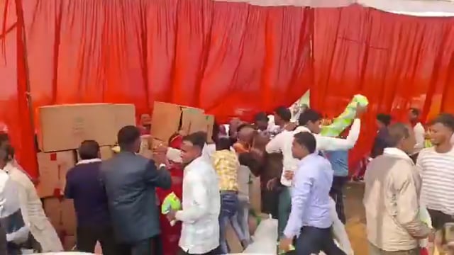 यूपी –
जिला हमीरपुर में सामूहिक विवाह योजना के तहत 380 जोड़ों की शादी करवाई जा रही थी
प्रशासन में चाय नाश्ते का भी इंतजाम किया था इसी के वितरण के दौरान यहां चिप्स और नाश्ते का सामान पाने के लिए मारामारी और लूट मच गई