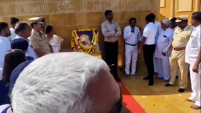 उदगिरात संविधान दिनानिमित्त डॉ बाबासाहेब आंबेडकरांना अभिवादन