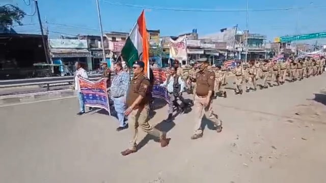 Bahraich... यातायात माह नवम्बरके अंतर्गत सड़क सुरक्षा के दृष्टिगत क्षेत्राधिकारी नानपारा महोदय द्वारा राम जानकीइंटर कॉले