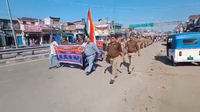 Bahraich... यातायात माह नवम्बरके अंतर्गत सड़क सुरक्षा के दृष्टिगत क्षेत्राधिकारी नानपारा महोदय द्वारा राम जानकीइंटर कॉले