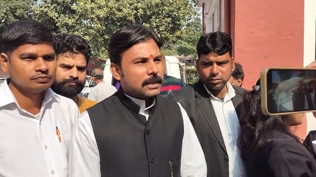 महाराज सिंह  संवाददाता शाहजहांपुर 
मध्यप्रदेश में  कृषि विभाग में उप सचिव स्तर के  IAS अधिकारीसंतोष वर्मा की ओर से आरक्षण को लेकर दिया गया बयान तूल पकड़ गया है। सामाजिक सम्मेलन में ब्राह्मणसमाज की बेटियों काे लेकर जिक्र में उन्होंने कहा कि 