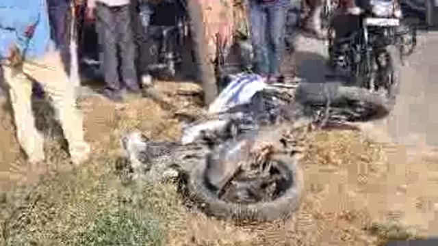 सीतापुर-लखनऊ हाइवे पर ट्रक ने बाइक को मारी टक्कर, युवक गंभीर, जाम में आधा घंटे तक फंसी रही एम्बुलेंस