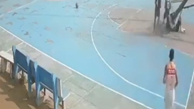 ➡️.....बास्केट बाल का पोल गिरने से 16 वर्षीय बास्केटबॉल खिलाड़ी की दर्दनाक मौत
हरियाणा के रोहतक जिले के लाखनमाजरा गांव में मंगलवार को एक दिल दहला देने वाला हादसा हुआ।यहाँ 16 वर्षीय राष्ट्रीय स्तर के टैलेंटेड बास्केटबॉल खिलाड़ी हार्दिक राठी की अभ्यास के दौरान बास्केटबॉल पोल उन के ऊपर गिरने से दर्दनाक मौत हो गयी.बे अभ्यास कर रहे थे तभी जर्जर पोल उनके सीने पर गिर पड़ा।उन्हें तत्काल अस्पताल ले जाया गया मगर उन को बचाया नहीं  जा सका.खिलाड़ियों का आरोप है कि पोल काफी जर्जर था..कई दिनों से पोल की मरम्मत और कोर्ट के रखरखाव की मांग की जा रही थी, लेकिन जिला खेल विभाग ने इस की अनदेखी की। जिस का परिणाम ये हादसा है।मुख्यमंत्री नायब सैनी ने घटना पर संज्ञान लेते हुए जिला खेल अधिकारी को तत्काल निलंबित कर दिया है । हार्दिक के परिवार को सरकार की ओर से 50 लाख की आर्थिक सहायता की घोषणा की गई है