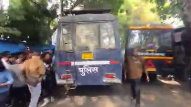 यूपी –
लखनऊ में SIR मुद्दे पर चुनाव आयोग के दफ्तर पर प्रोटेस्ट करने जा रहे कांग्रेस कार्यकर्ताओं को पुलिस ने रास्ते में रोका, 

बस में भरकर ले गई पुलिस