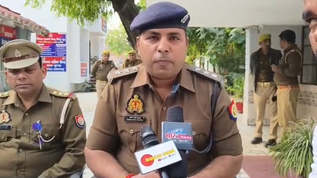 थाना कुण्डा पुलिस द्वारा टप्पेबाजी के अभियोग से सम्बन्धित2अभियुक्तों को पीली धातु के साथ गिरफ्तार कर की जा रही कार्यवाही