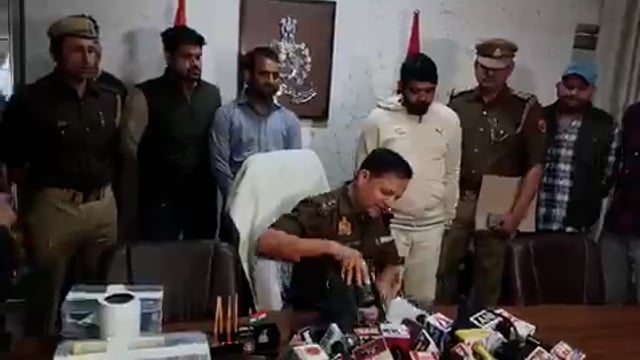 🆕 लखनऊ ब्रेकिंग....

इस समय की बड़ी खबर...

लखनऊ पुलिस ने NEET में पास कराने और मेडिकल कॉलेज में सीट दिलाने के नाम पर करोड़ों की ठगी करने वाले गैंग का किया पर्दाफाश....

साइबर क्राइम टीम ने मुख्य सरगना 2011 बैच के बीटेक पास युवक सहित दो आरोपियों को गिरफ्तार किया...

 गिरोह कम मेरिट वाले NEET छात्रों का डेटा खरीदकर उन्हें ओएमआर शीट सेट करने और मैनेजमेंट कोटे से दाखिले का झांसा देता था। एक छात्र से 45 लाख, जबकि अन्य से 20, 38 और 23 लाख रुपये वसूले गए। पुलिस ने 5 लाख नकद, फर्जी दस्तावेज और अन्य सामग्री जब्त की है। यूपी, दिल्ली, गुजरात और बिहार में इनके खिलाफ पहले से 18 से अधिक मुकदमे दर्ज हैं, और पुलिस गैंग के बाकी सदस्यों की तलाश कर रही है।