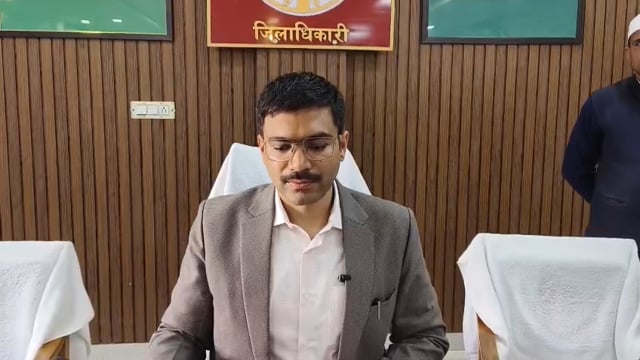 🆕 सहारनपुर ब्रेकिंग....

जिला निर्वाचन अधिकारी मनीष बंसल ने एसआईआर संबंधी कार्यों के समय सारणी की जानकारी देते हुए बताया कि जनपद में डिजीटलाईजेशन का कार्य लगभग 55 प्रतिशत हो चुका है। इस कार्य के लिए उन्होने निर्वाचन में लगे सभी अधिकारियों एवं कर्मचारियों का मनोबल बढाते हुए प्रोत्साहित किया। उन्होने मतदाताओं से अपील की कि सभी मतदाता अपना गणना प्रपत्र फॉर्म यथाशीघ्र भरते हुए आज ही बीएलओ को उपलब्ध करवाएं जिससे किसी भी प्रकार की समस्याओं से निपटते हुए कार्य को समय से पूर्ण किया जा सके।